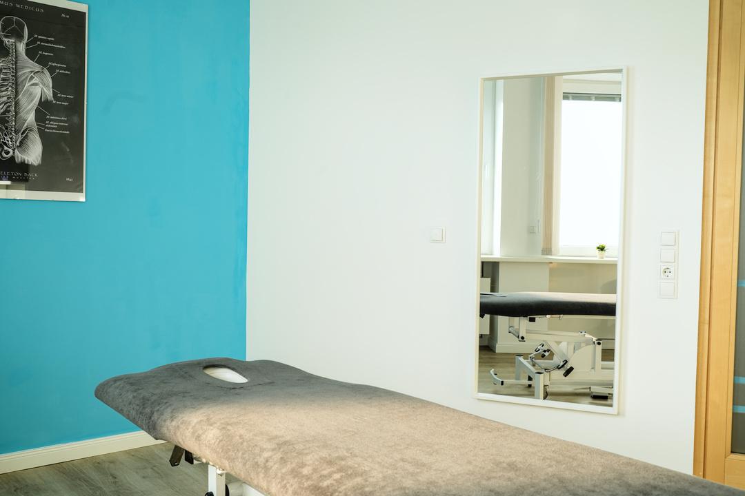 Modernes Foyer der Physiotherapiepraxis mit hellem Design und einladender Atmosphäre