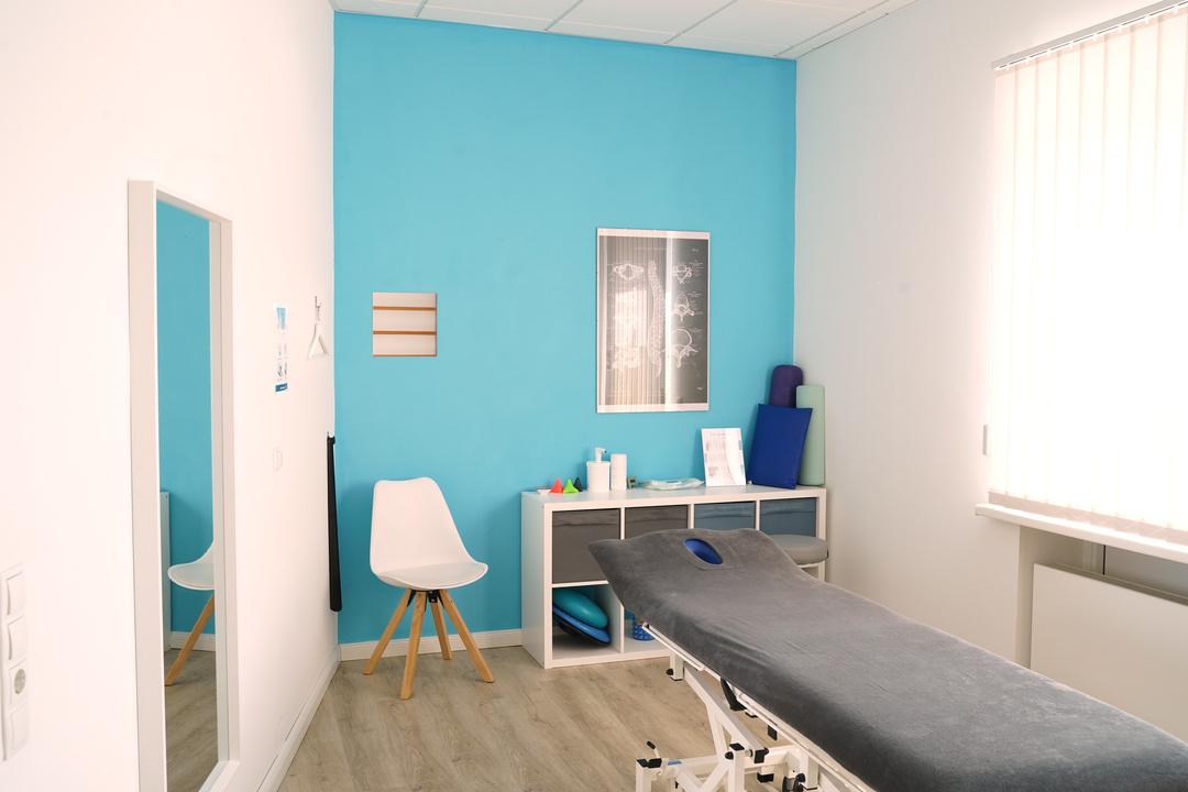 Behandlungsraum 2, großzügig geschnitten und hell