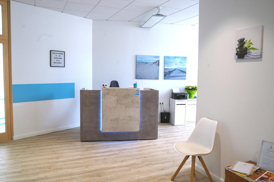 Modernes Foyer der Physiotherapiepraxis mit hellem Design und einladender Atmosphäre