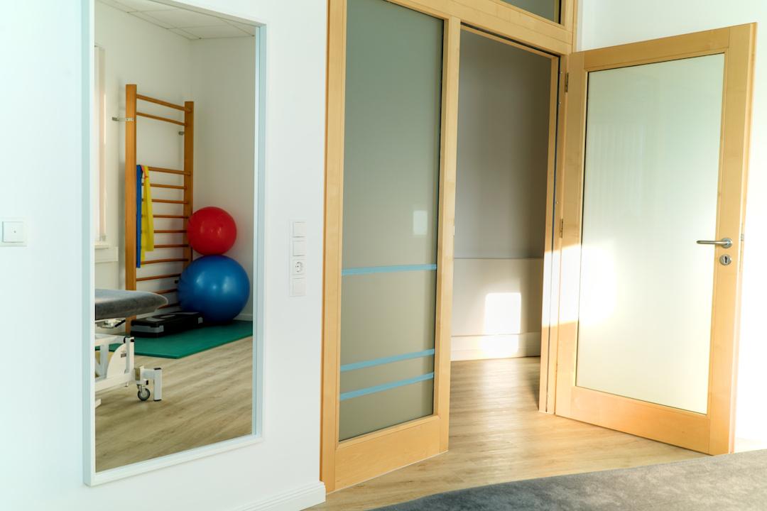 Moderner Behandlungsraum mit einer komfortablen Liege und ergonomischem Design