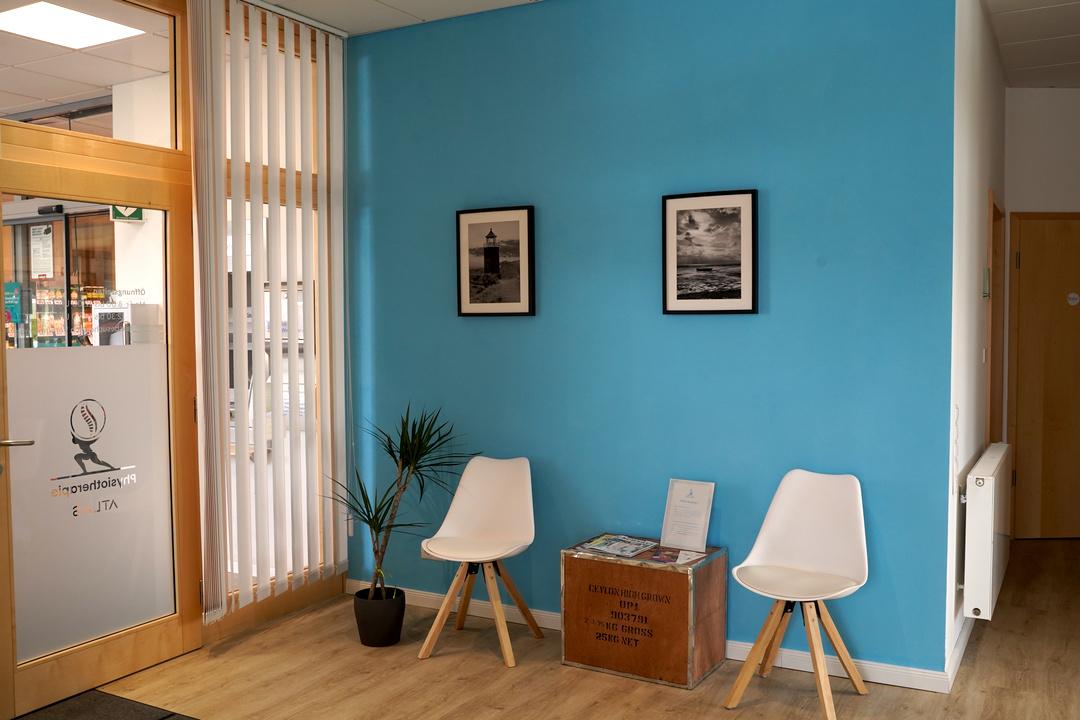 Modernes Foyer der Physiotherapiepraxis mit hellem Design und einladender Atmosphäre